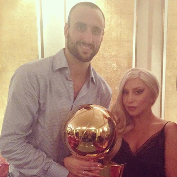 Lady Gaga non si  fatta mancare nulla nella sua notte NBA a Berlino. Prima la gara da ultr,poi le foto in camerino con i campioni Nba e il Larry O&#39;brien Trophy. 